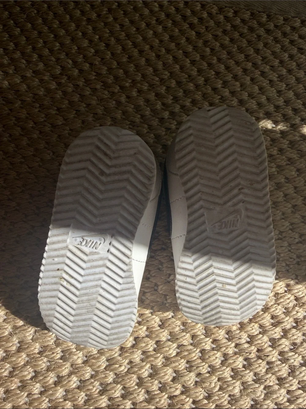Nike Kids White and Black Sneaker with Hook-and-Loop Strap size 5c